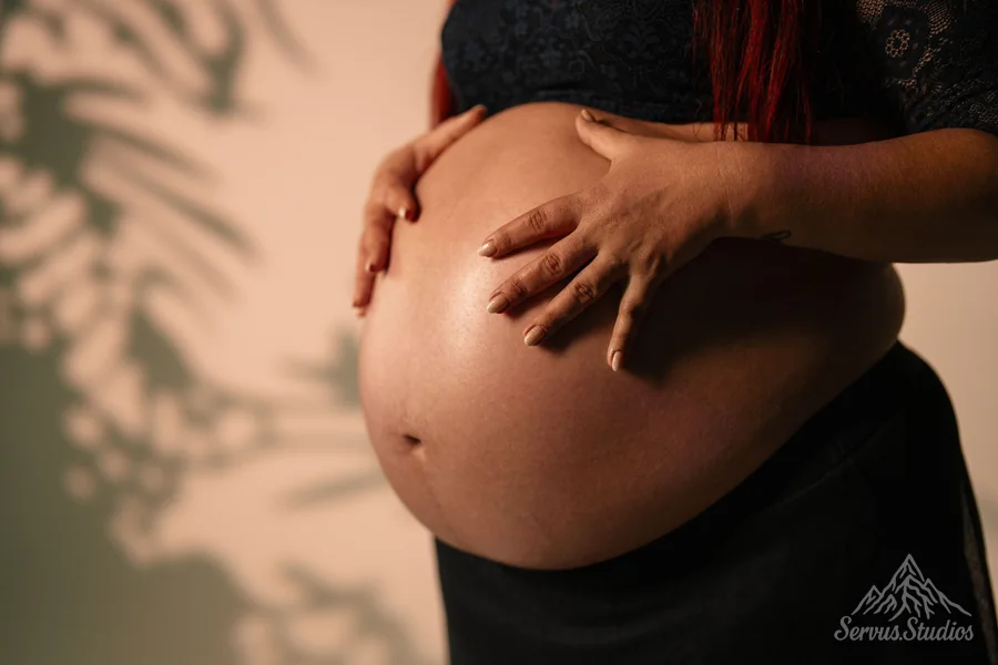 Schwangerschaftsfotoshooting Regensburg Nahaufnahme Babybauch mit Händen