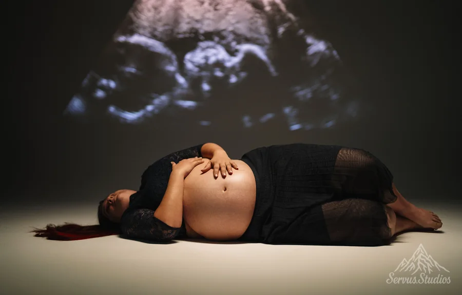 Babybauchshooting Regensburg mit Ultraschallbild 3D Ultraschall oder Video als Projektion