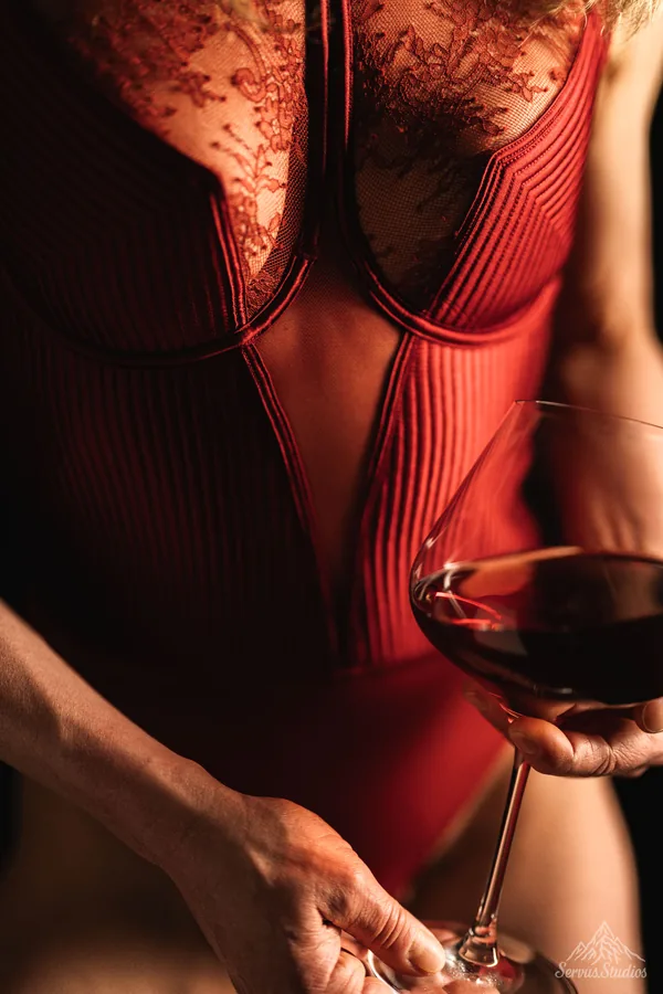Boudoir Fotoshooting Regensburg mit roten Dessous Detail und Glas