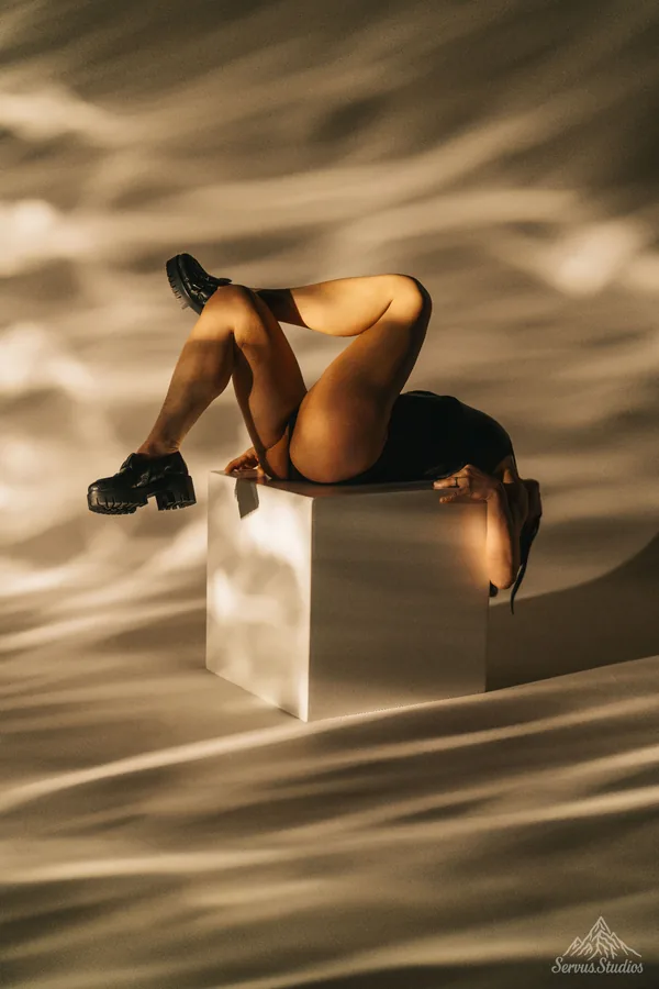 Boudoir Fotoshooting Regensburg mit Lichtmuster Cube und Maske
