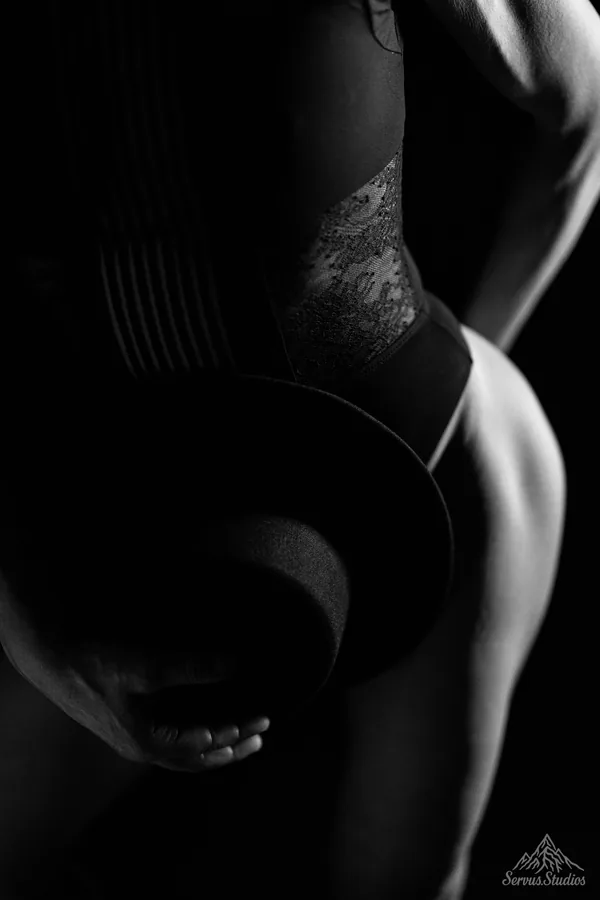 Schwarzweiß Boudoir Fotoshooting Regensburg mit Hut und Schatten