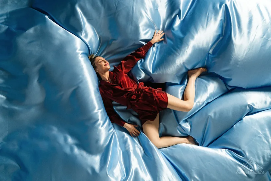 Fashion Fotoshooting Regensburg mit blauem Satin Set und editorialer Pose