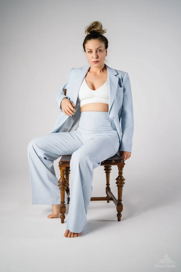 Fashion Business Portrait Regensburg mit hellblauem Anzug im Studio