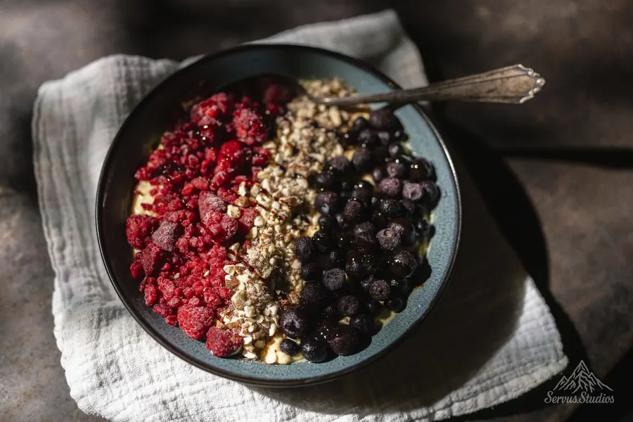 Foodfotografie Regensburg – Beeren Bowl mit Himbeeren Blaubeeren und Nüssen