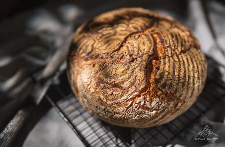 Foodfotografie Regensburg – frisch gebackenes Brot auf Gitter mit Schatten