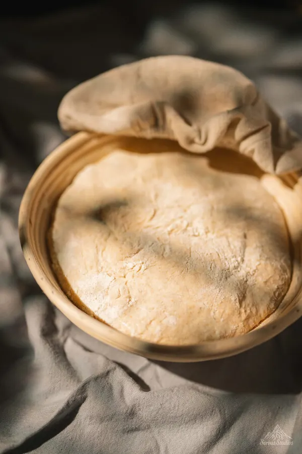 Foodfotografie Regensburg – Brotteig im Gärkorb mit Mehl und Stoff