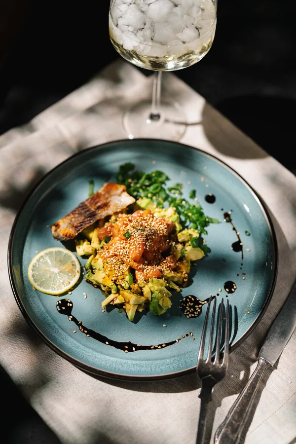 Foodfotografie Regensburg – angerichteter Teller mit Lachs, Avocado und Sesam