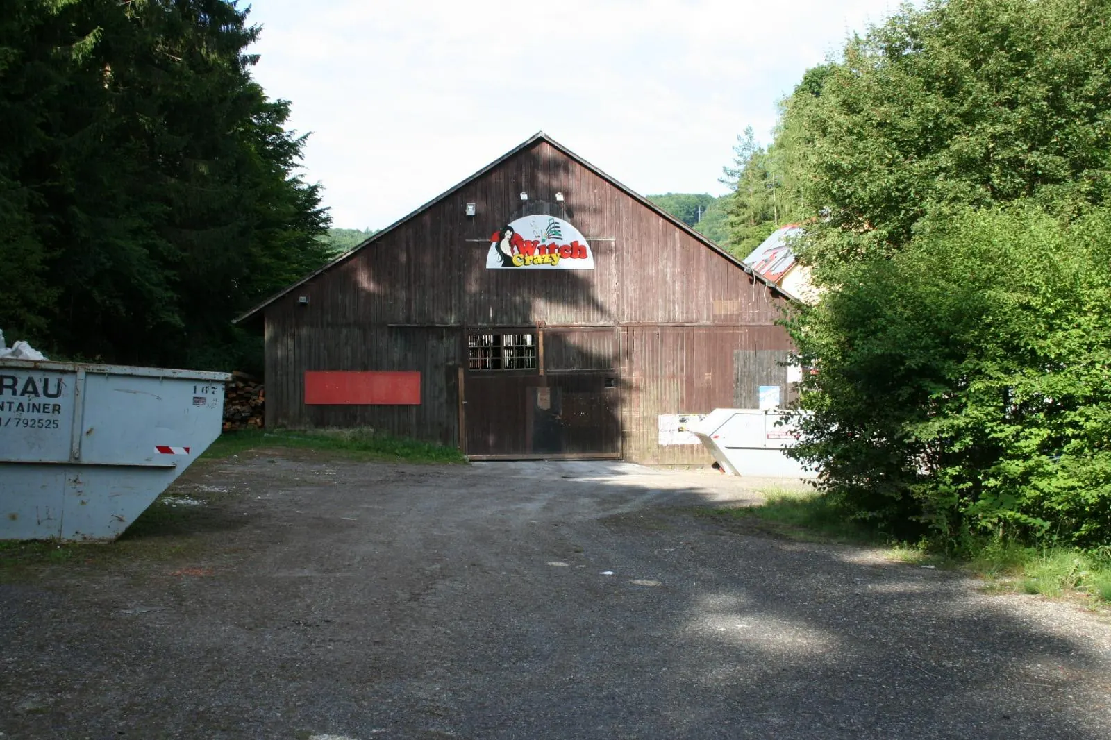 Außenansicht der ehemaligen Ranch vor dem Umbau