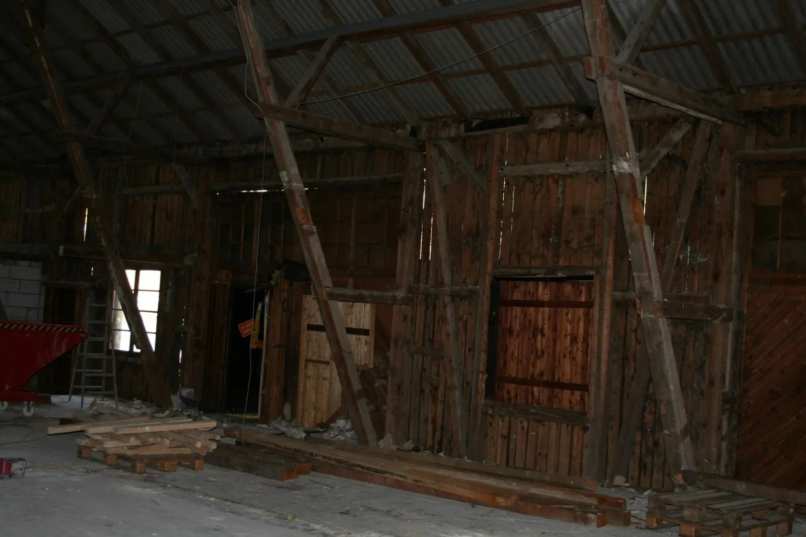 Altes Holztragwerk der früheren Ranch