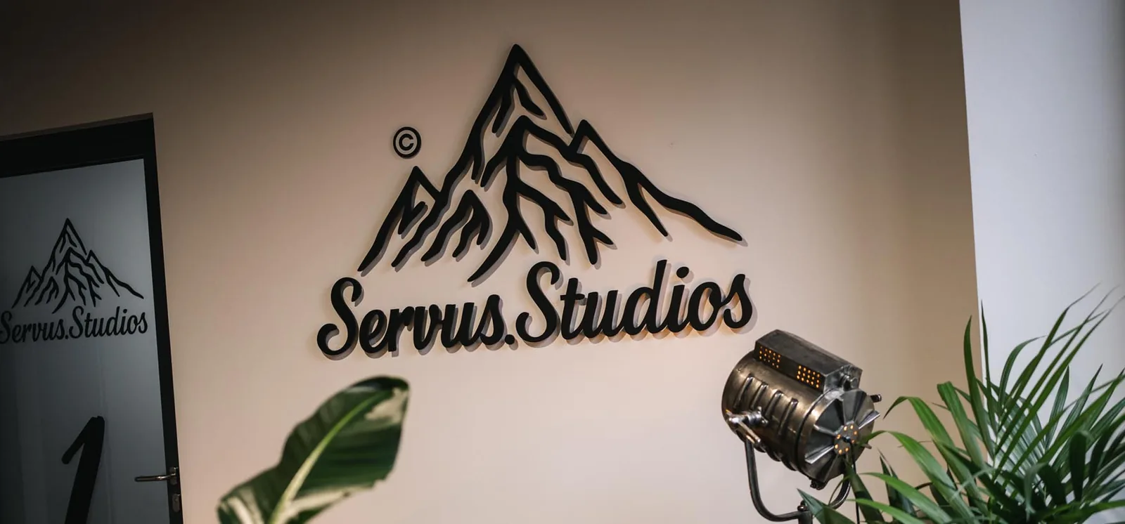 Servus Studios Logo an der Wand im Mietstudio bei Regensburg